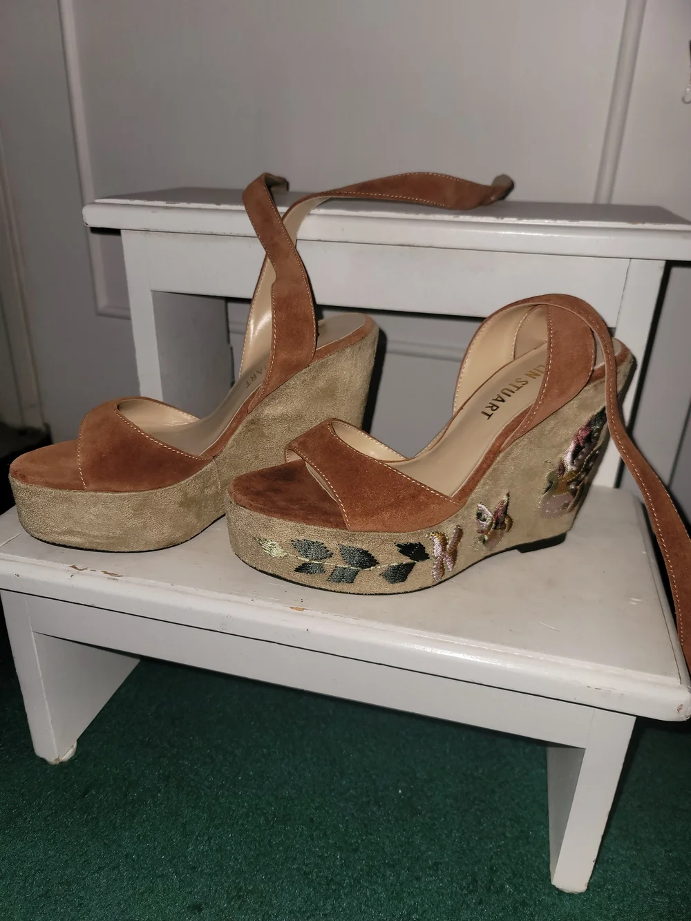 NEW Colin Stuart Brown Suede Embroidered Wedge Sandal - Women